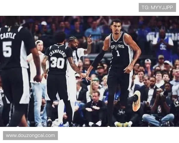 文班亚马首节狂砍25分创NBA中锋得分新纪录